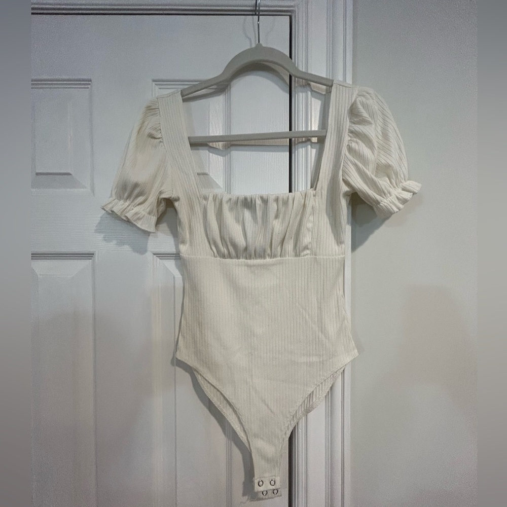 White ribbed body suit blouse with ruffle sleeve, size small